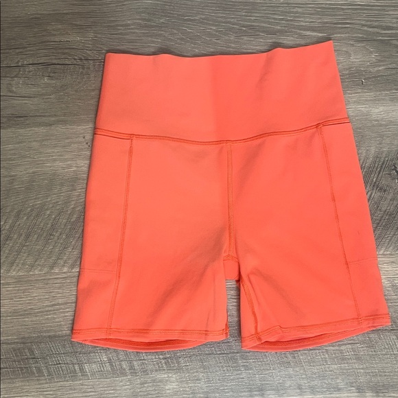 Vuori Pants - vuor1 Women's Orange High-Waisted Shorts